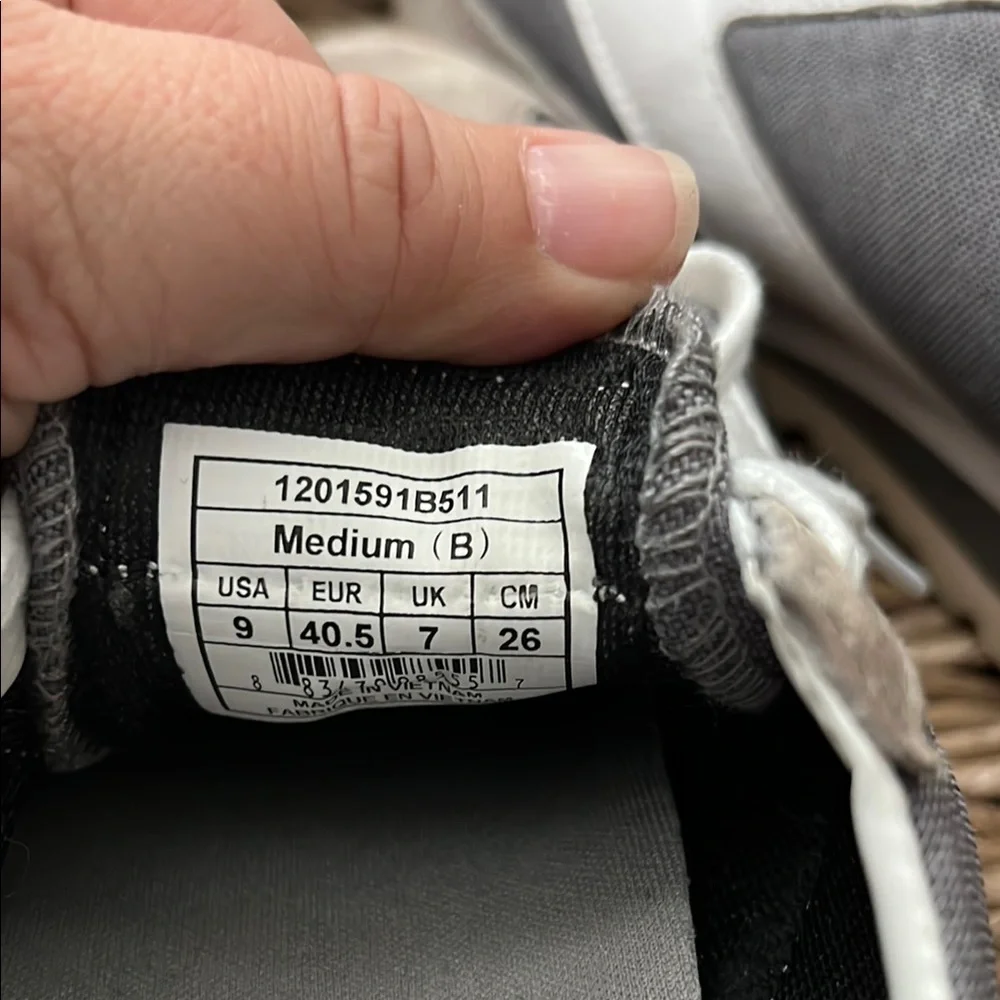 Vintage Brooks Gray and White Women's Sneakers - Picture 10 of 12